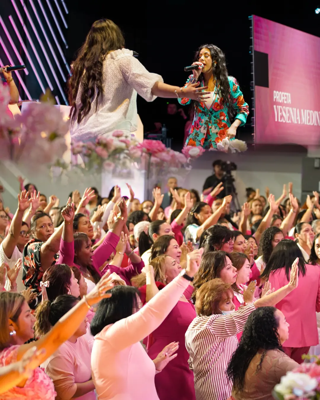 Adoración con cientos de mujeres en conferencia