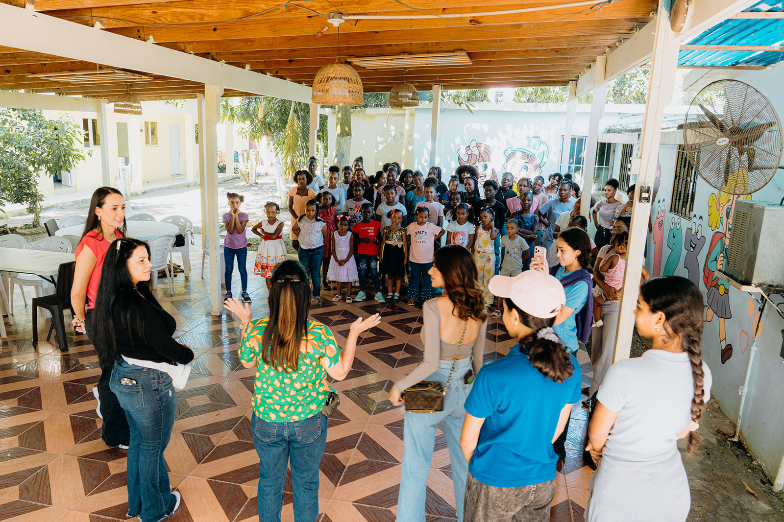 Mujeres orando juntas en comunidad
