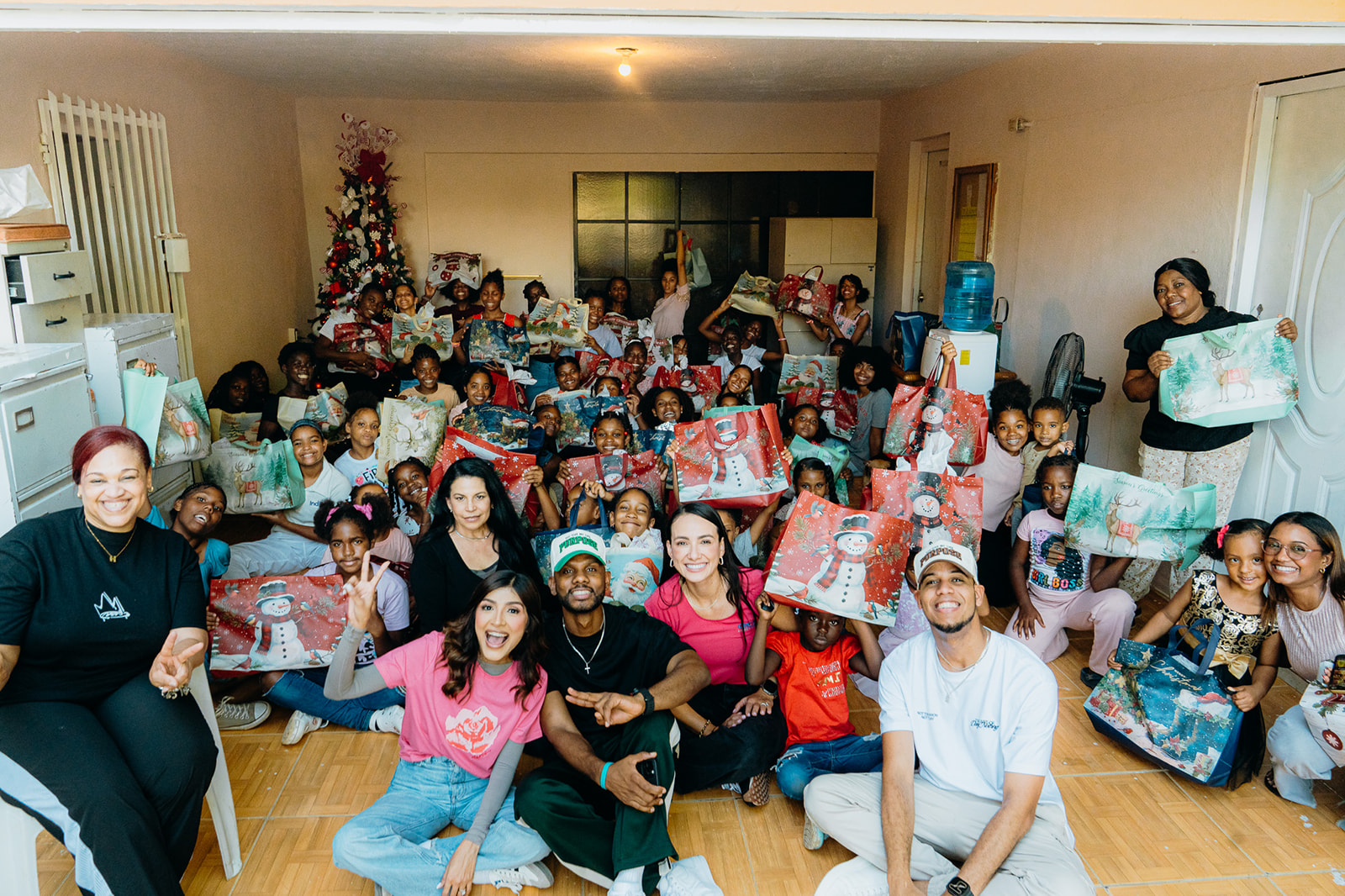 Entrega de regalos durante una jornada de ministerio